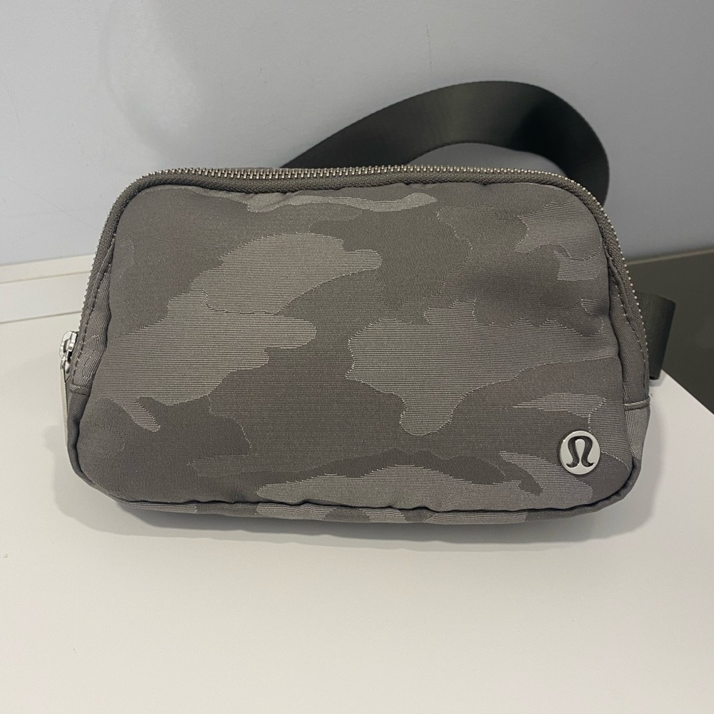 lululemon Everywhere belt bag Camo